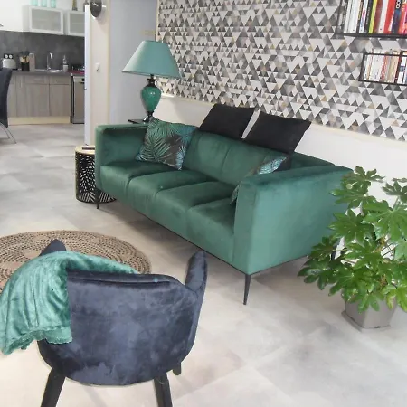 Holiday home Les Hirondelles Crevecoeur-le-Grand